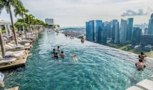 Piscina do hotel Marina Bay Sands, em Cingapura, é um dos projetos de borda infinita mais famosos. É assinada pelo escritório Safdie Architects e foi construída em 2010