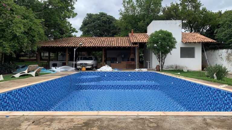 O Que É Mais Barato Piscina de Vinil ou Fibra? A construção de uma piscina em seu quintal é um investimento emocionante e duradouro
