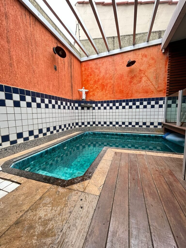 Quais são as etapas envolvidas no processo de troca de vinil da piscina? Um processo essencial para manter sua estética e funcionalidade